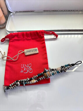 UNO de 50 Toca Madera Beetle Bracelet Beaded Charm Bracelet in Silver & Blue